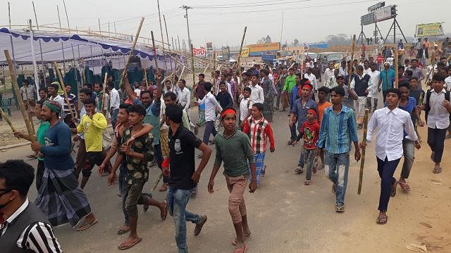 Ruling Awami League activists in Kanchan Bridge area in Narayanganj on Thursday. Photo: Collected