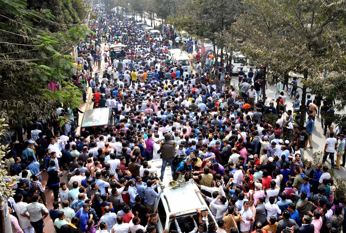 Thousands of BNP activists throng the streets to escort the former prime minister, Khaleda Zia, on her way to a Dhaka court to hear the verdict on Thursday. Photo: Collected