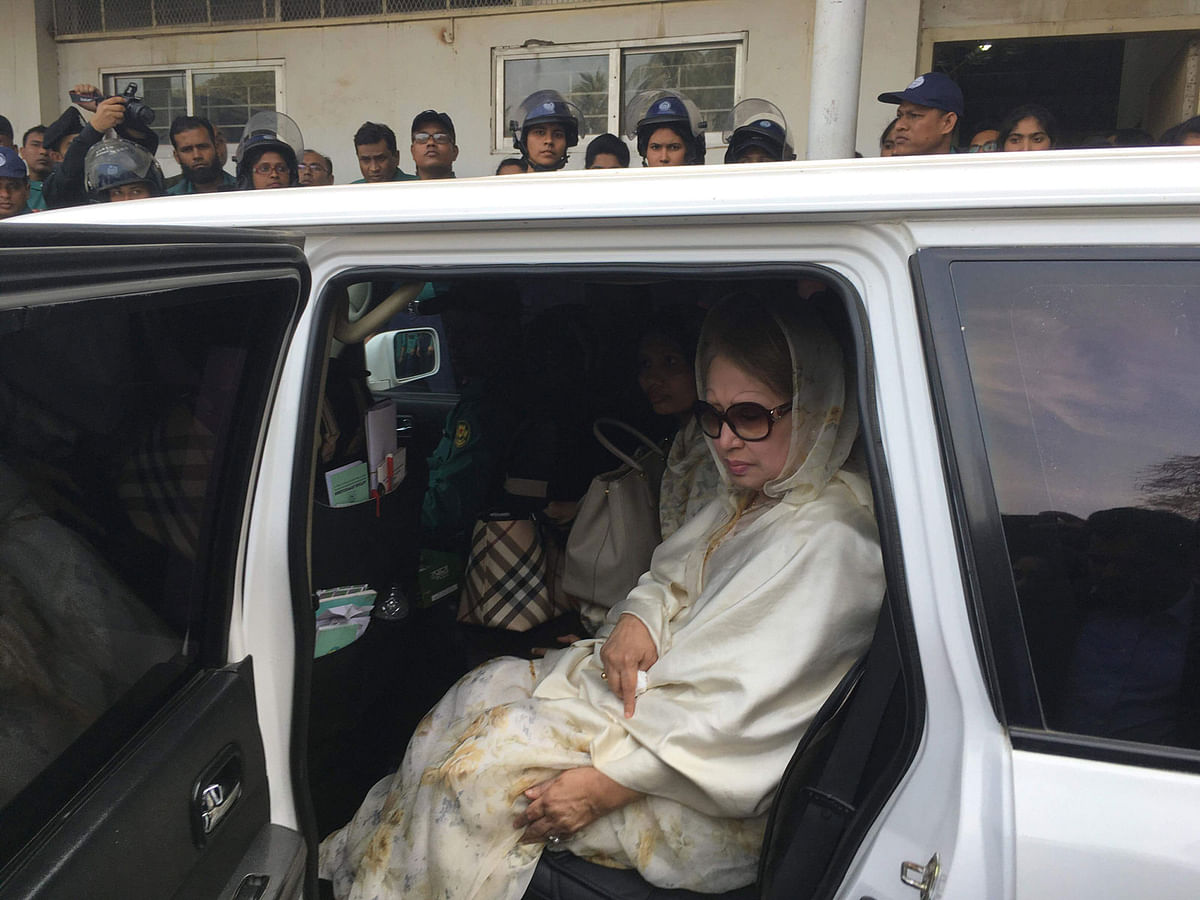 BNP and former prime minister Khaleda Zia is being taken to the jail by a police car, after a makeshift court sentenced her to five-year imprisonment on Thursday. Photo: Collected.