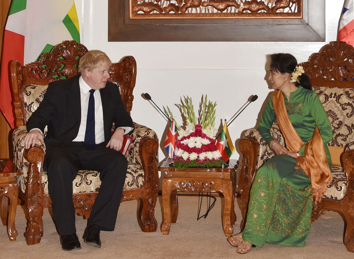 This handout photo taken and released on 11 February 2018 by Myanmar`s Ministry of Information shows Myanmar State Counsellor Aung San Suu Kyi (R) chatting with Britain`s Foreign Minister Boris Johnson (L) during their meeting in Naypyidaw. AFP