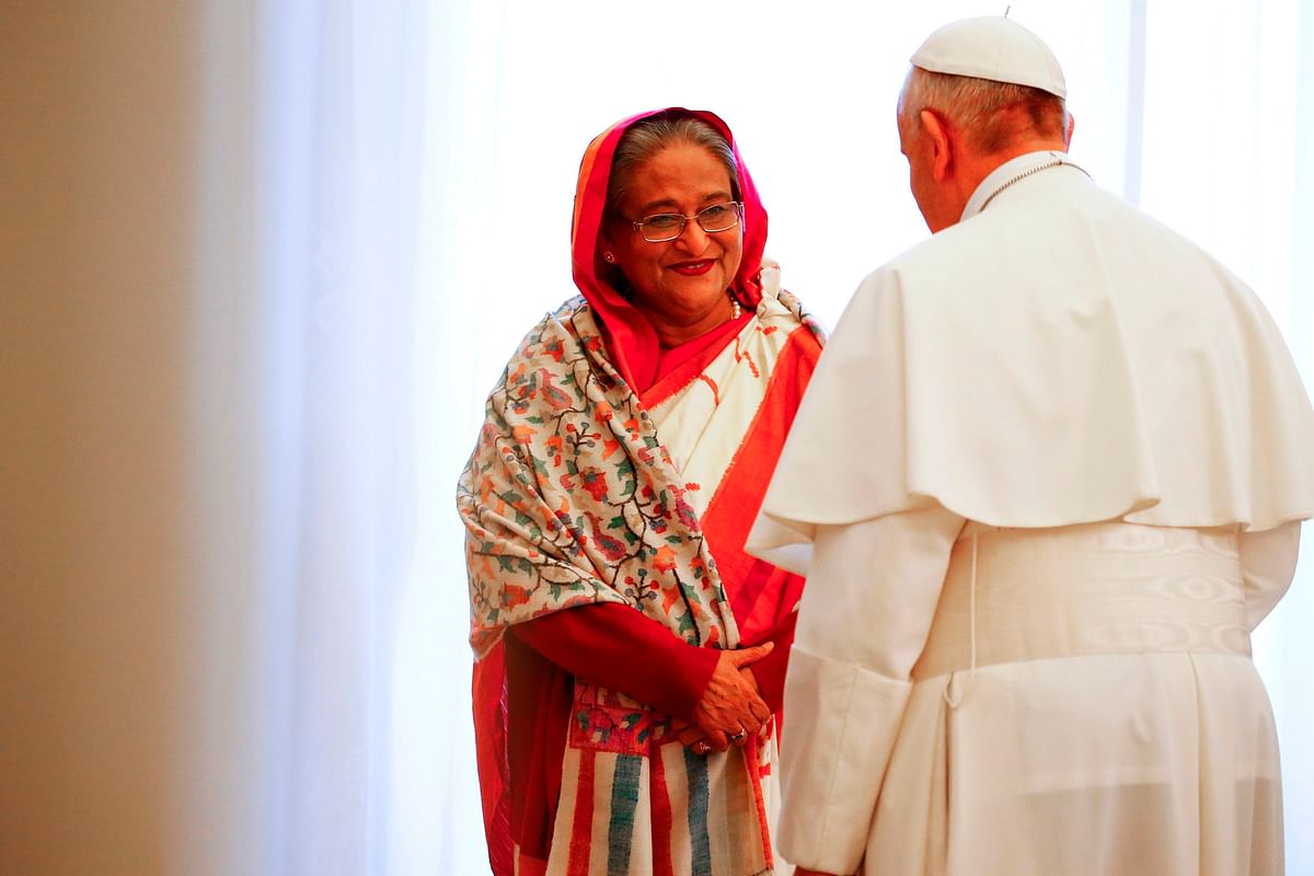 Pope Francis (R) talks with Bangladesh Prime Minister Sheikh Hasina prior to their meeting at the Vatican, on 12 February 2018. Photo: AFP