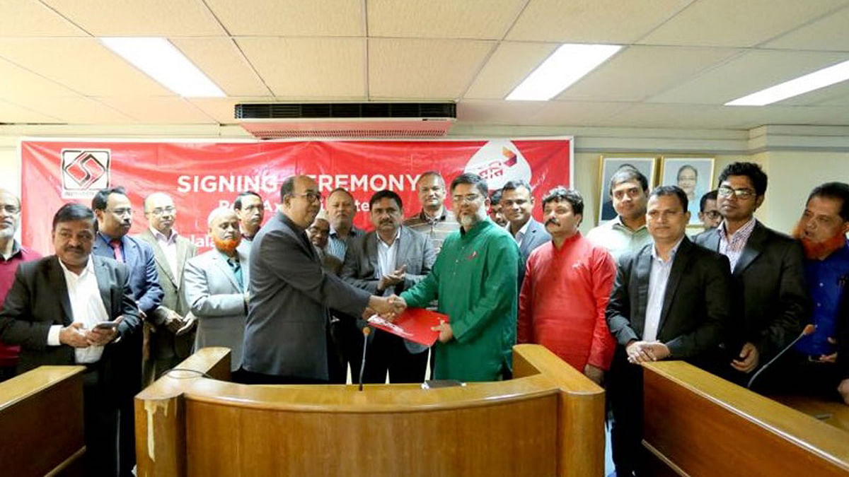 Mobile operator Robi signs an agreement with Jalalabad Gas Transmission and Distribution System Limited (JGTDSL) for gas bill payment services. Photo: UNB