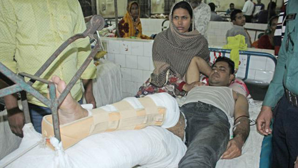 Injured policeman Abdul Malek undergoes treatment at Chittagong Medical College Hospital. Photo: Prothom Alo