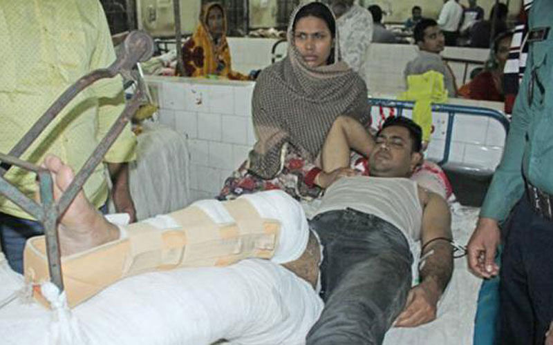 Injured policeman Abdul Malek undergoes treatment at Chittagong Medical College Hospital. File Photo: Prothom Alo