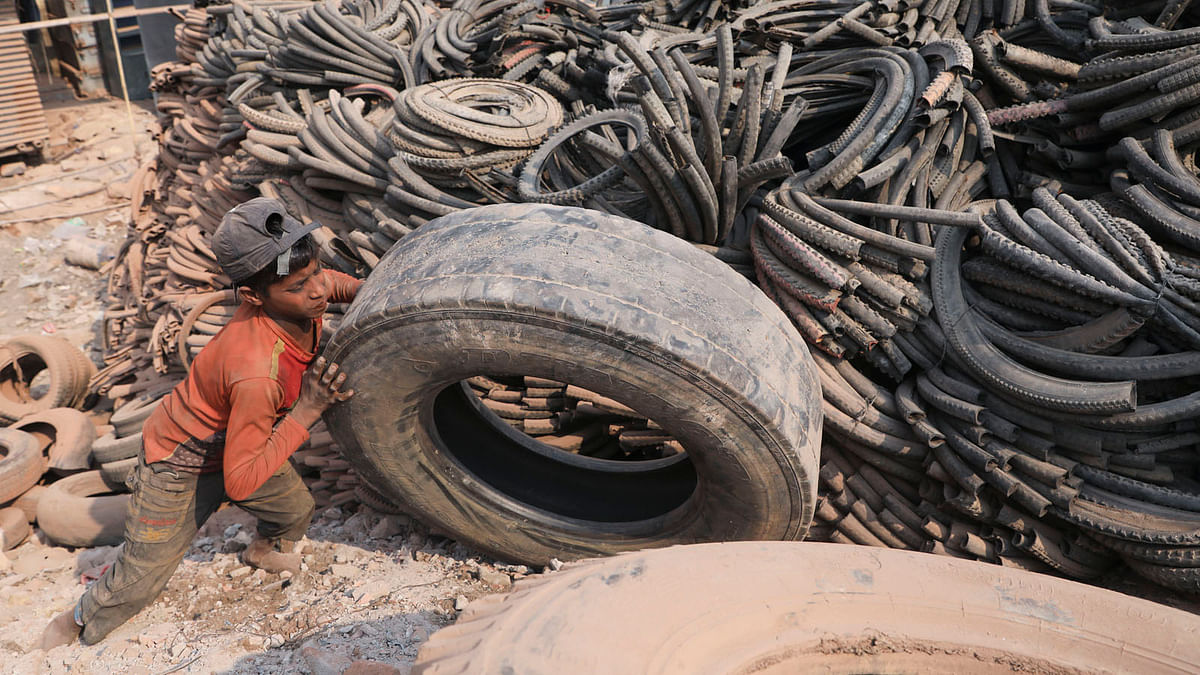 Old and damaged tyres are sold in Mohammadpur’s Beribadh area of the capital. Old tyres are sold here for Tk 400 per tonne. 17 February. Photo: Tanvir Ahmed