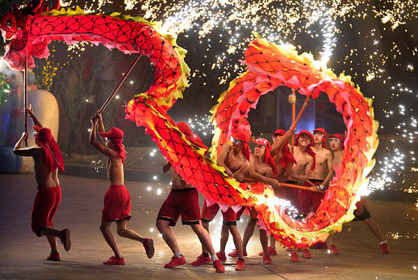 Folk artists perform a fire dragon dance under a shower of sparks from molten iron during a traditional performance to celebrate Chinese Lunar New Year of the Dog at Happy Valley in Beijing, China 18 February 2018. Photo: Reuters