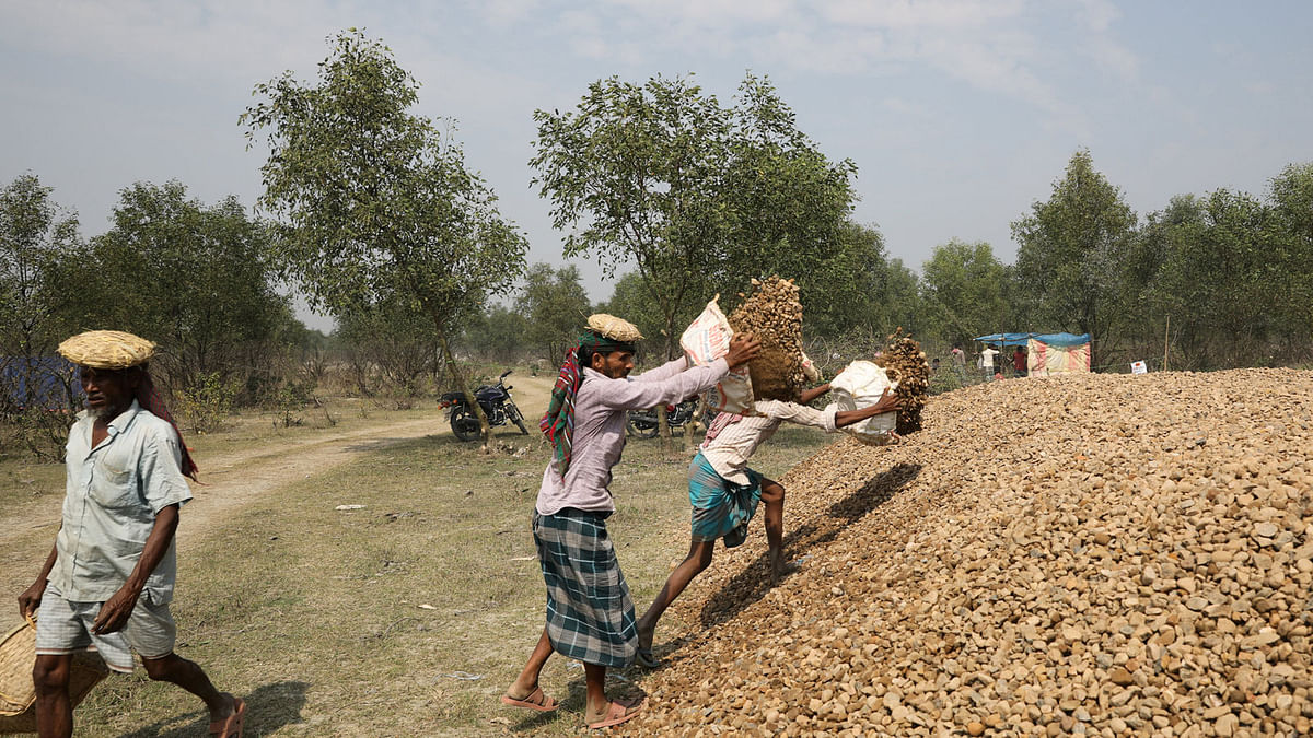 Construction workers stack stones on the island of Bhasan Char in the Bay of Bengal, Bangladesh February 14, 2018. Picture taken 14 February 2018. Photo: Reuters