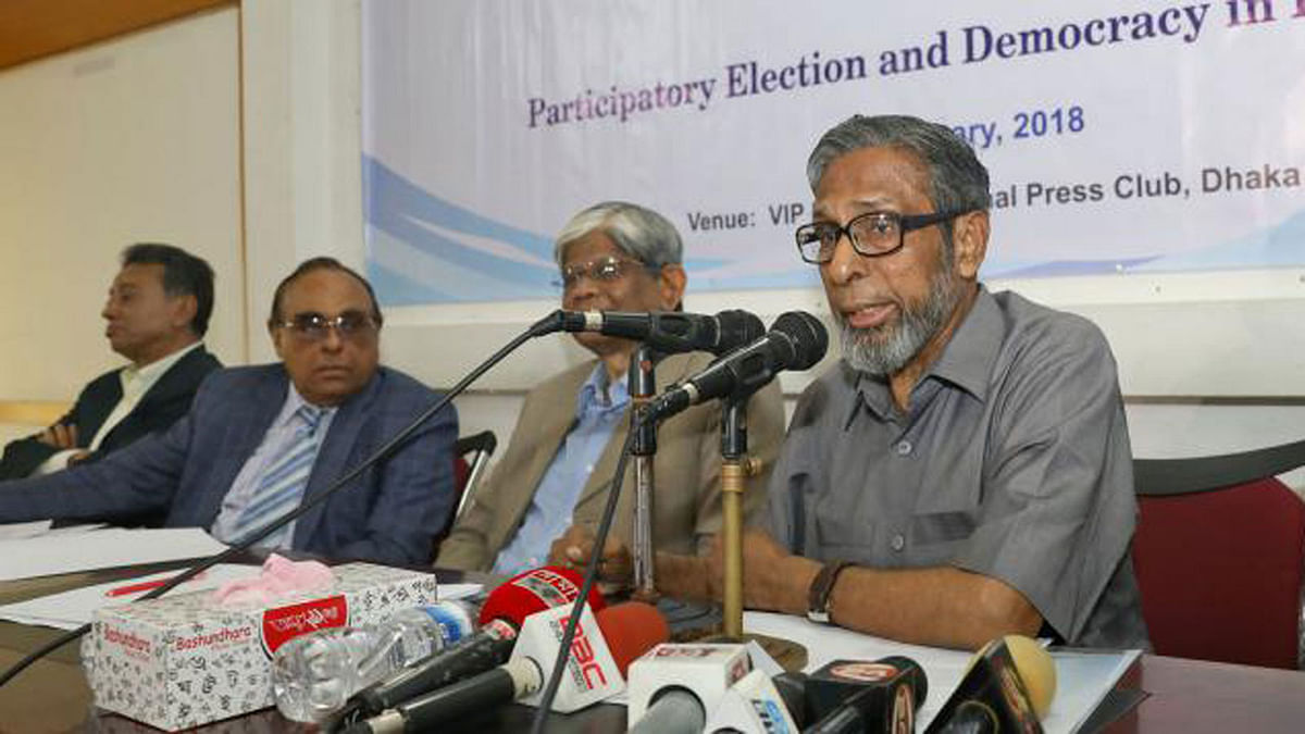 Former caretaker government adviser M Hafiz Uddin Khan speaking at the seminar on the country’s democracy and participatory elections in Dhaka. Photo: Prothom Alo