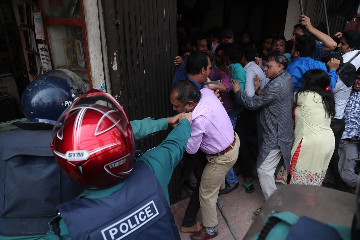 Police foil BNP’s black flag programme when BNP activists try to bring out the programme from in front of party’s Naya Paltan headquarters on Saturday. At least 10 hurt, 20 detained. Photo: Sazid Hossain/Prothom Alo