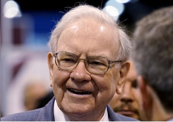 Berkshire Hathaway CEO Warren Buffett talks to reporters prior to the Berkshire annual meeting in Omaha, Nebraska, USA on 2 May, 2015. Reuters File Photo