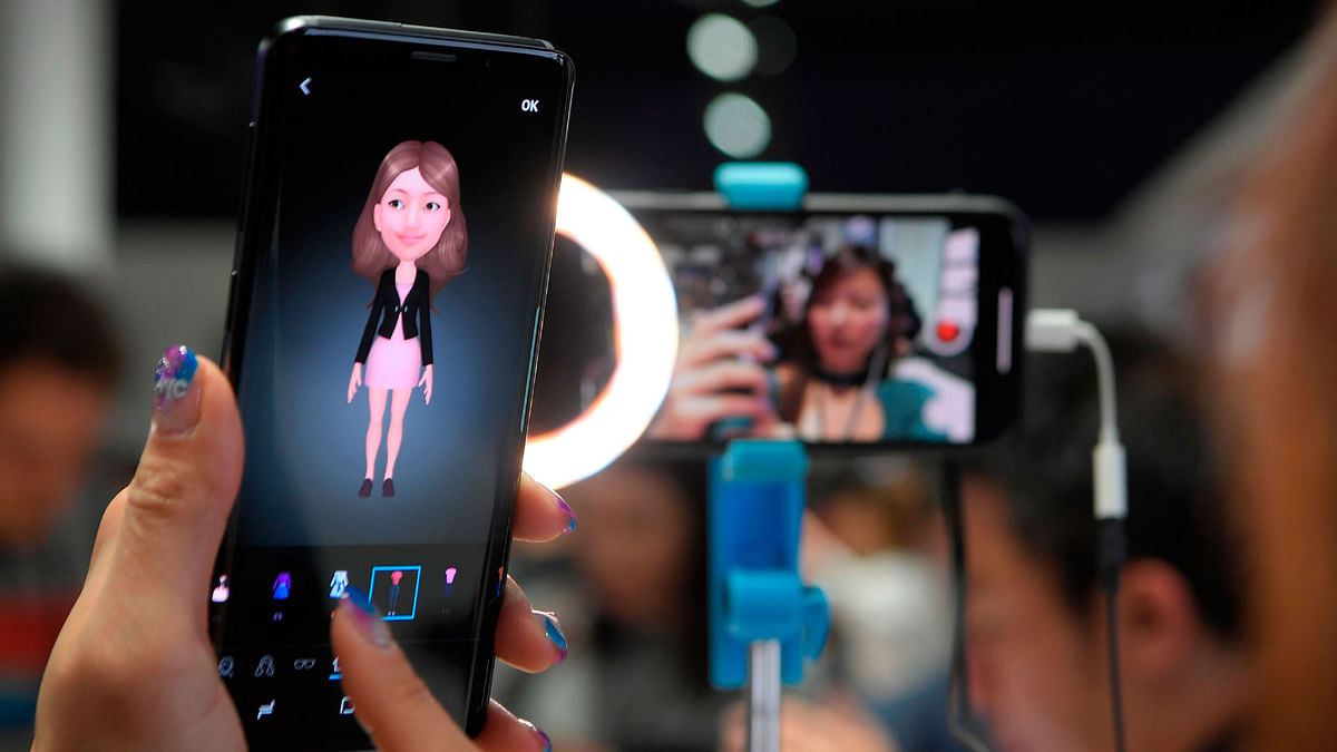 A woman checks a new Samsung Galaxy S9 mobilephone during the Samsung Galaxy S9 Unpacked event on Sunday in Barcelona. Photo: AFP