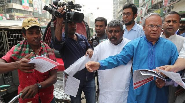 BNP senior joint secretary general Ruhul Kabir Rizvi distributes leaflets demanding release of BNP chairperson Khaleda Zia in front of the party's Naya Paltan central office on Thursday. Photo: Sajid Hossain