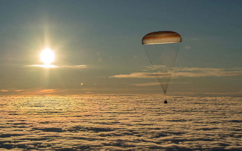 The Soyuz MS-06 capsule carrying the crew of Joe Acaba and Mark VandeHei of the US, and Alexander Misurkin of Russia descends beneath a parachute just before landing in a remote area outside the town of Dzhezkazgan (Zhezkazgan), Kazakhstan. Photo: Reuters