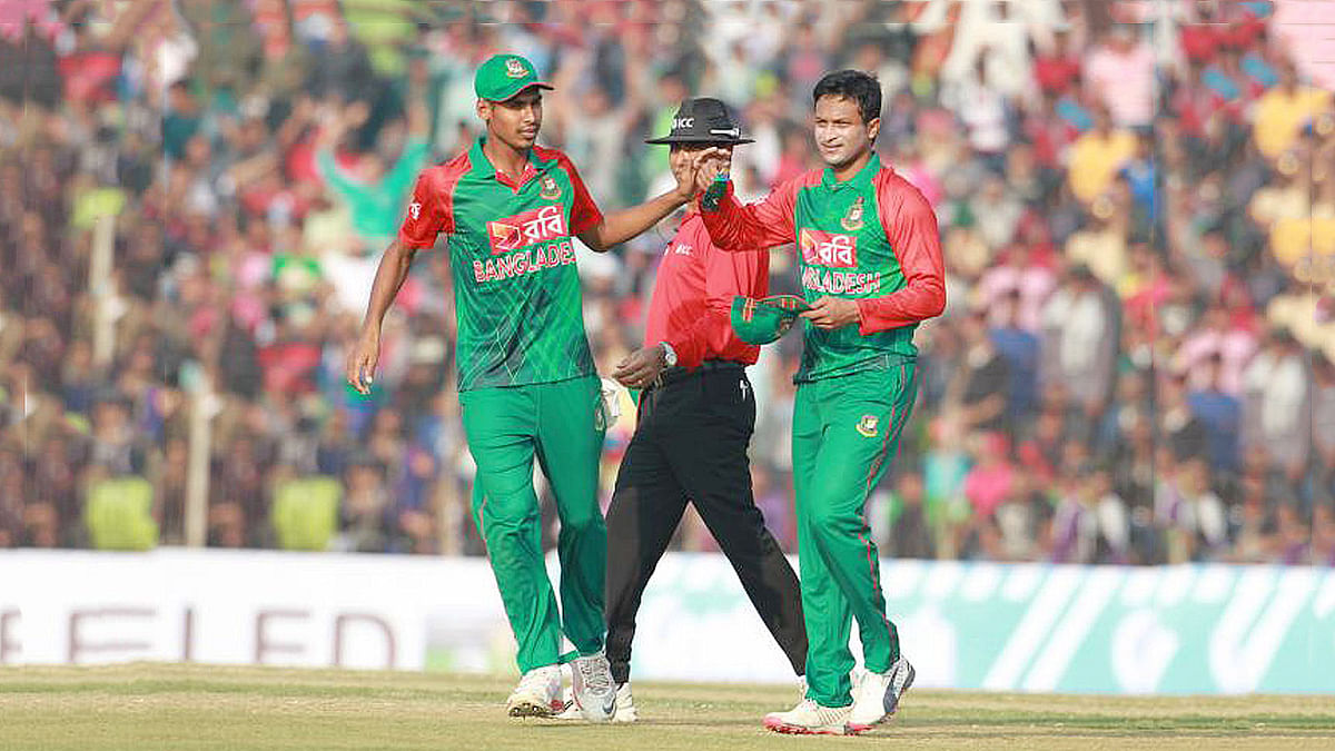 Bangladesh pacer Mustafizur Rahman and Shakib Al Hasan react during the first T20 match against visiting Zimbabwe in Khulna on 15 January 2016. Prothom Alo File Photo