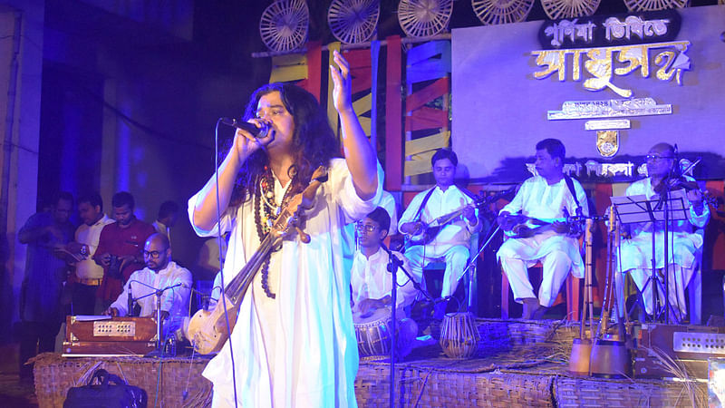 A folk artiste performs Lalon Sangeet at Bangladesh Shilpakala Academy on Friday. Photo: Prothom Alo