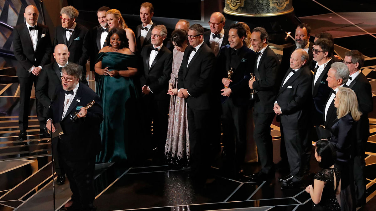 Guillermo del Toro (L) accepts the Oscar for Best Picture for `The Shape of Water``.  Photo: Reuters
