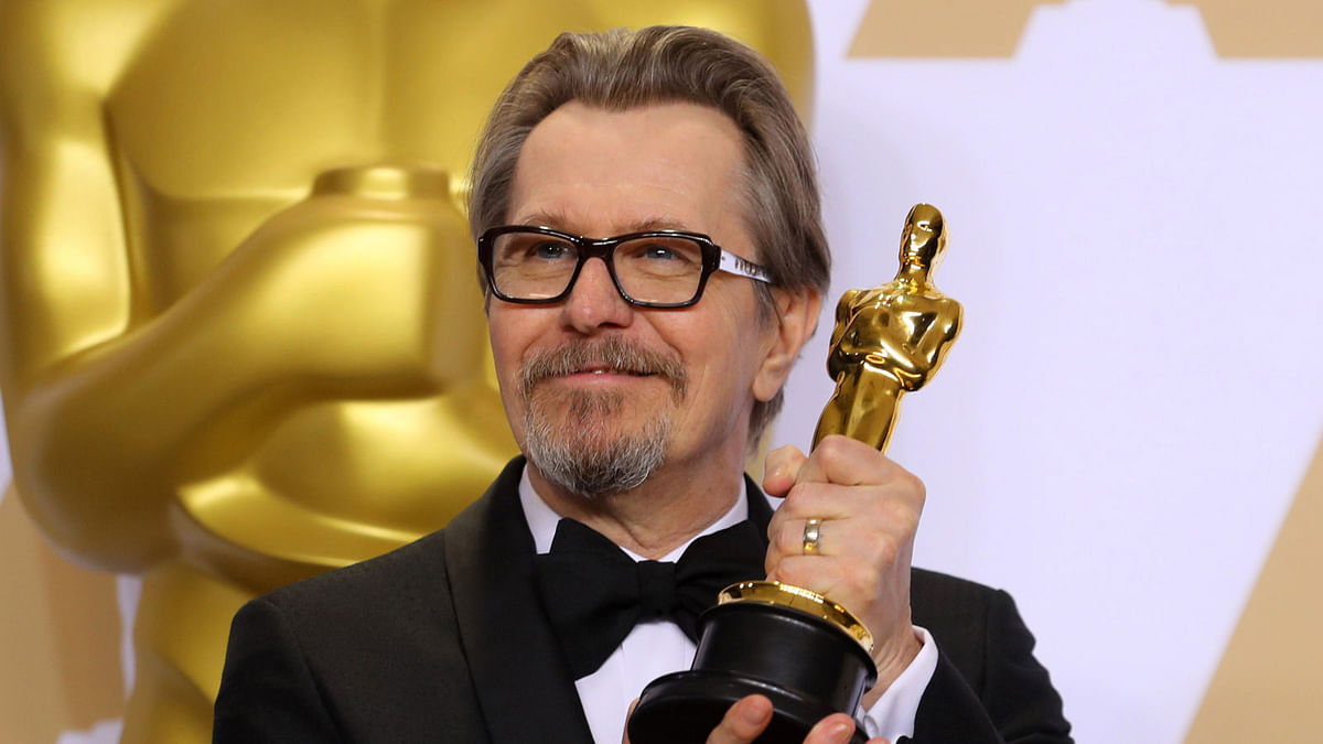 Gary Oldman holds the trophy as winner for Best Actor for `Darkest Hour.` Photo: Reuters