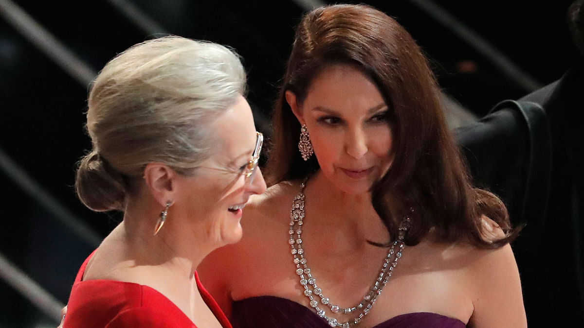 Actresses Meryl Streep (L) and Ashley Judd chat during the show. Photo: Reuters