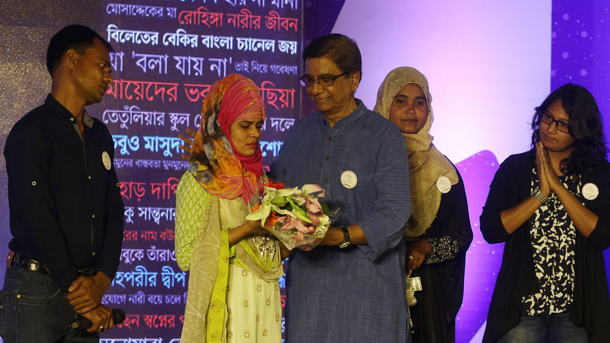 Prothom Alo editor Matiur Rahman greets the struggling women present at the programme. Photo: Ashraful Alam