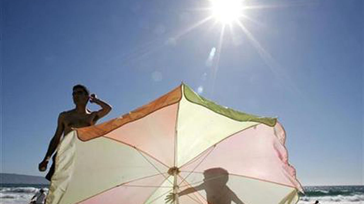 A boy casts a shadow on a sunshade in Vina del Mar city, 28 December 2006. Reuters