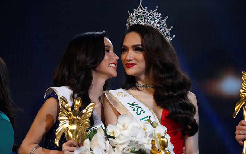 A contestant Rinrada Thurapan of Thailand kisses crown winner Nguyen Huong Giang of Vietnam during the final show of the Miss International Queen 2018 transgender beauty pageant in Pattaya, Thailand on 9 March. Photo: Reuters