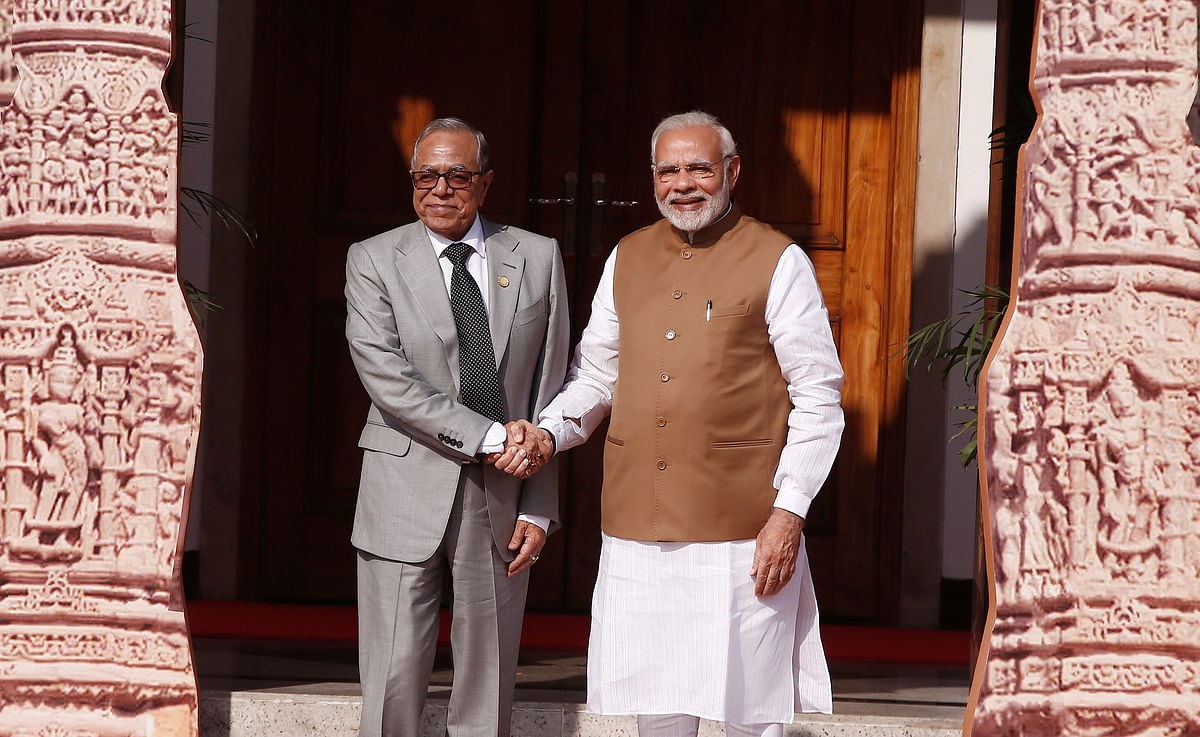 India's prime minister Narendra Modi (R) shakes hands with president Abdul Hamid as he arrives to attend the International Solar Alliance Founding Conference in New Delhi, India, 11 March, 2018. Photo: Reuters
