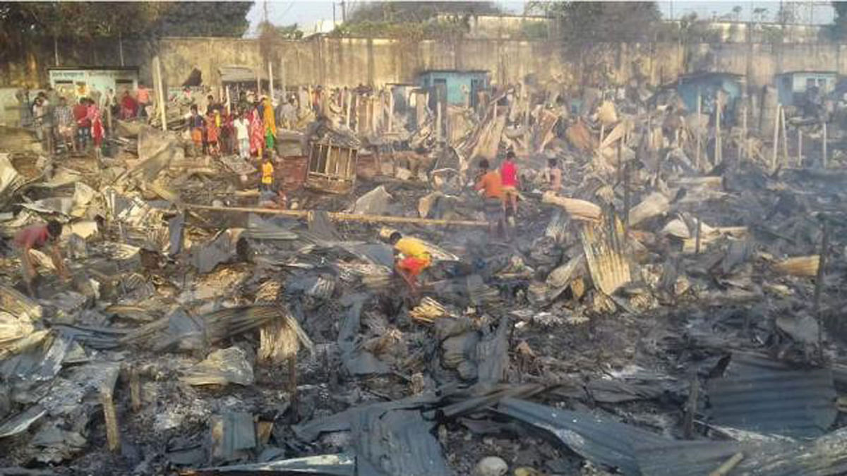 Hundreds of shanties burnt to ashes as a fire breaks out in Elias Mollah slum in city`s Mirpur-12. Photo: Prothom Alo  Mirpur slum fire hurts woman, burns hundreds of shanties