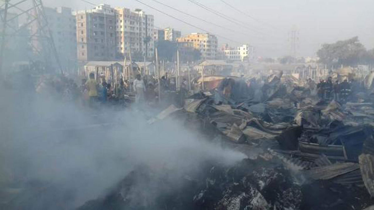 Hundreds of shanties burnt to ashes as a fire breaks out in Elias Mollah slum in city`s Mirpur-12. Photo: Prothom Alo  Mirpur slum fire hurts woman, burns hundreds of shanties