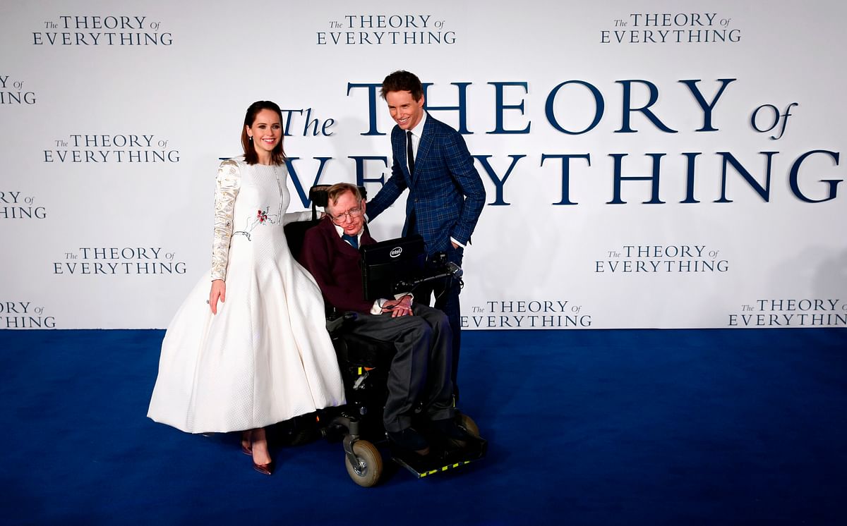 In this file photo taken on 9 December 2014 British actors Felicity Jones (L) and Eddie Redmayne (R) pose with British scientist Stephen Hawking (C) at the UK premiere of the film `The Theory of Everything` in London. AFP