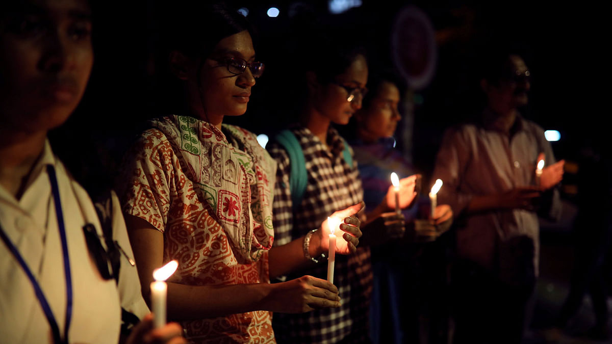 People light candles in memory of the victims of the US-Bangla aircraft crash in Nepal, in Dhaka, Bangladesh, on 15 March, 2018. Photo: Reuters