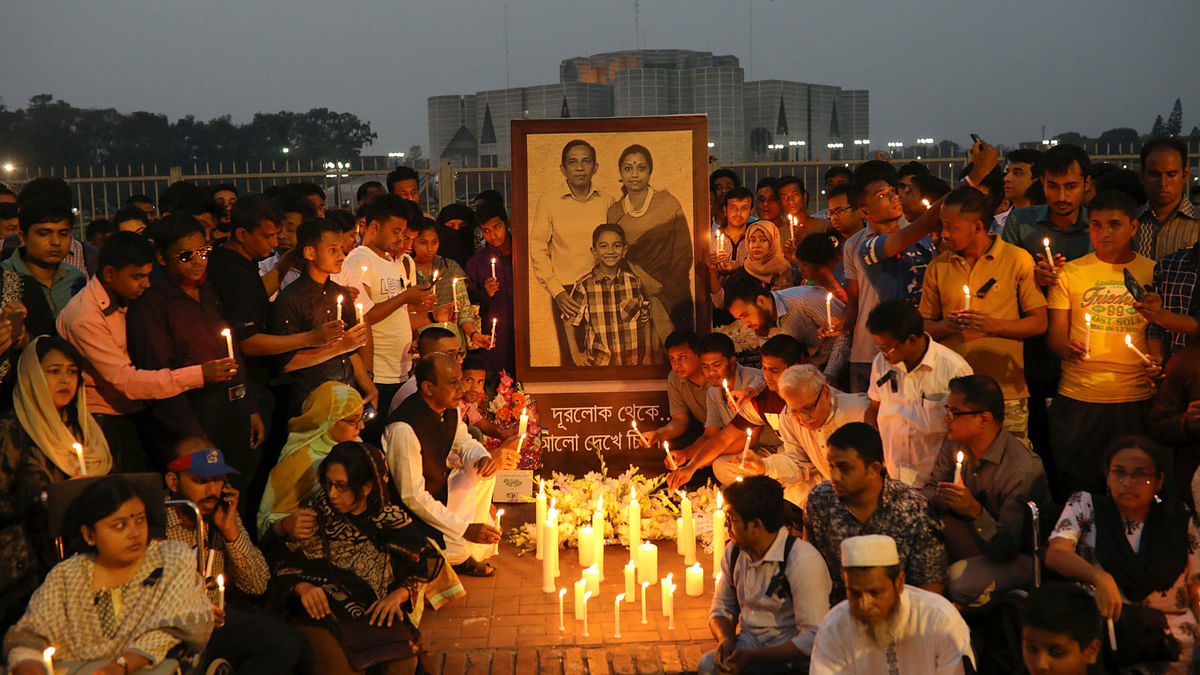 People light candles in memory of the victims of the US-Bangla aircraft crash in Nepal, in Dhaka, Bangladesh, 15 March, 2018. Photo: Reuters