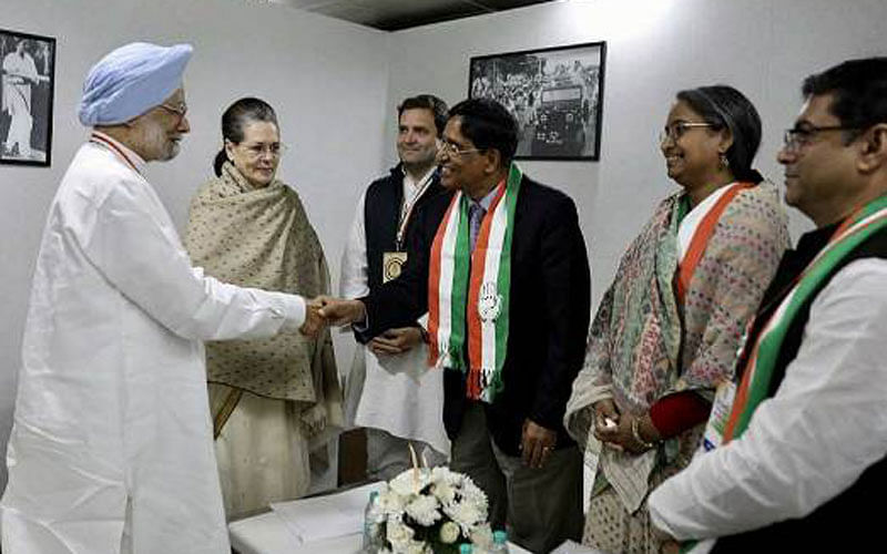 Awami League presidium member and former food minister Abdur Razzaque shaking hand with former Indian prime minister Manmohan Singh in New Delhi on Saturday. Photo: UNB