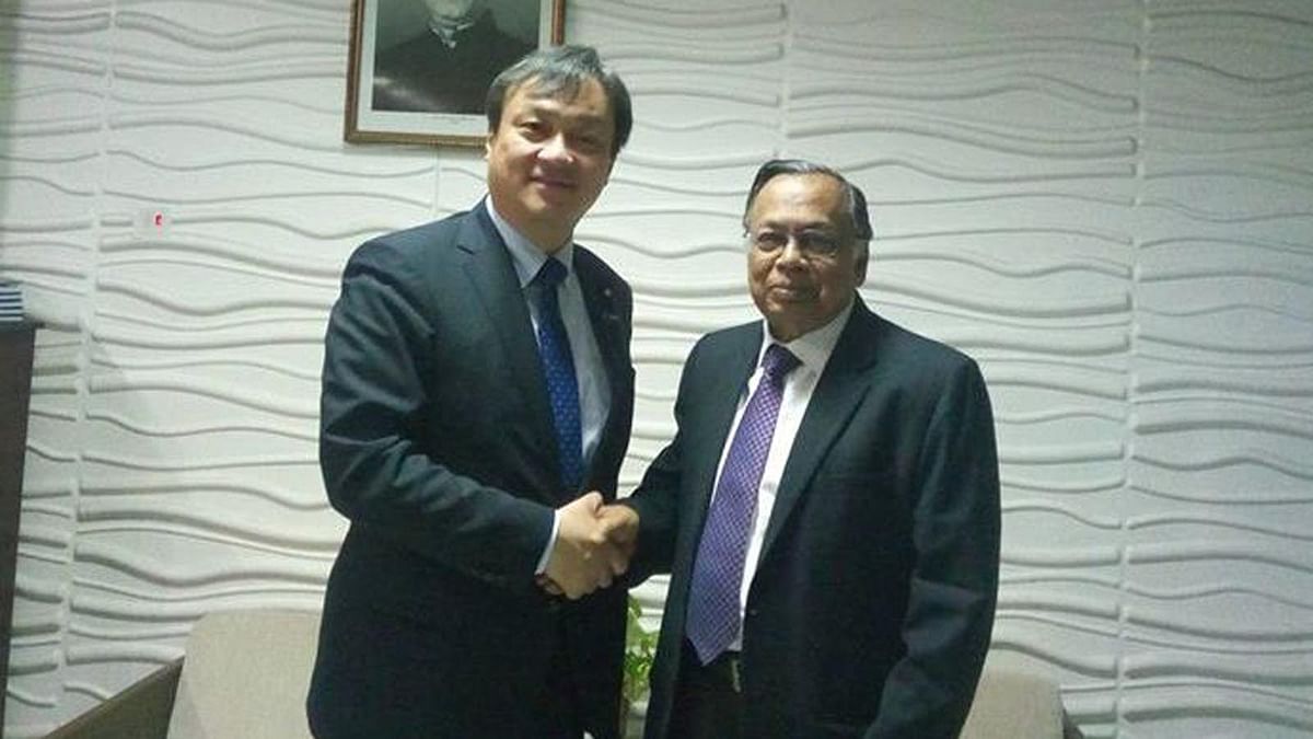 Japanese parliamentary vice minister for foreign affairs Iwao Horii shakes hand with Bangladesh foreign minister AH Mahmood Ali in Dhaka on Wednesday. Photo: UNB