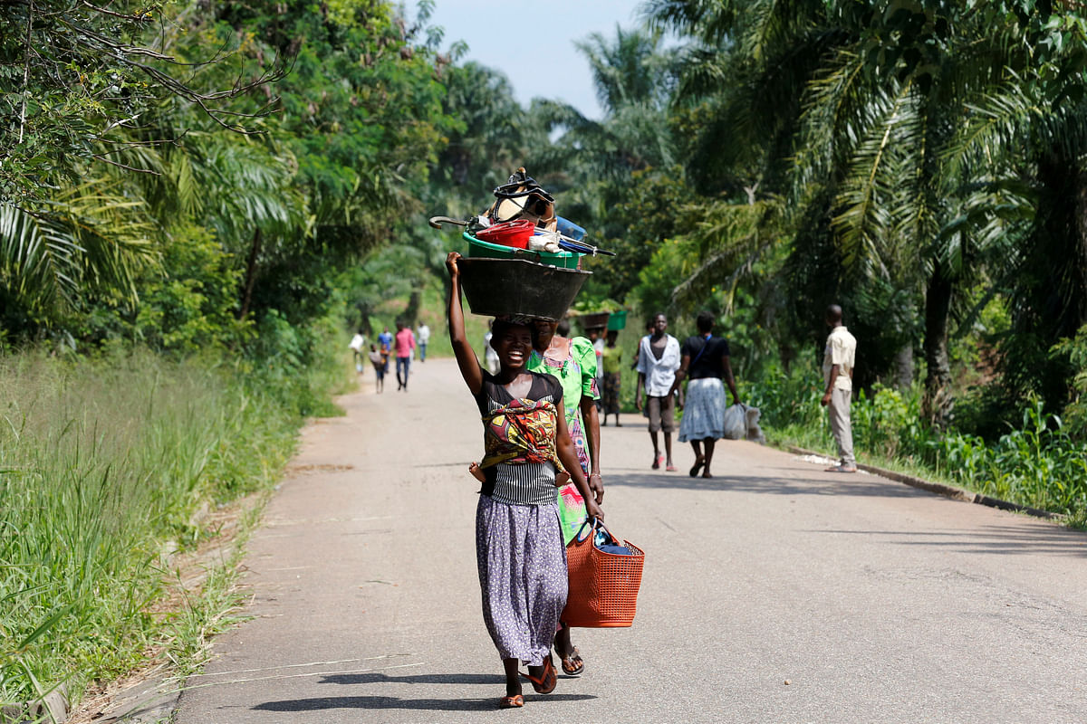 An internally displaced Congolese woman carries her belongings as she walks to the market in Kaniki-Kapangu village near Mwene Ditu in Kasai Oriental province in the Democratic Republic of Congo, 15 March. Reuters