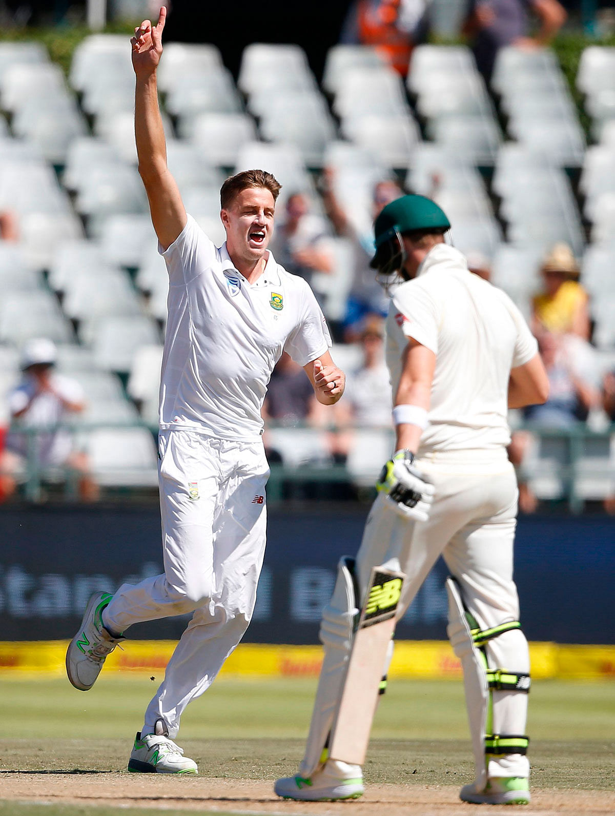 South African bowler Morne Morkel (L) celebrates the dismissal of Australian batsman Steven Smith (R) during the second day of the third Test cricket match between South Africa and Australia at Newlands cricket ground on 23 March, 2018 in Cape Town, South Africa. Photo: AFP