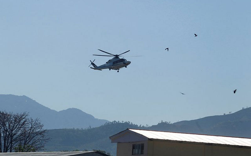 A helicopter carrying Nobel Peace Prize laureate Malala Yousafzai prepares to land at her hometown of Mingora in Swat Valley, Pakistan, March 31, 2018. Photo : Reuters