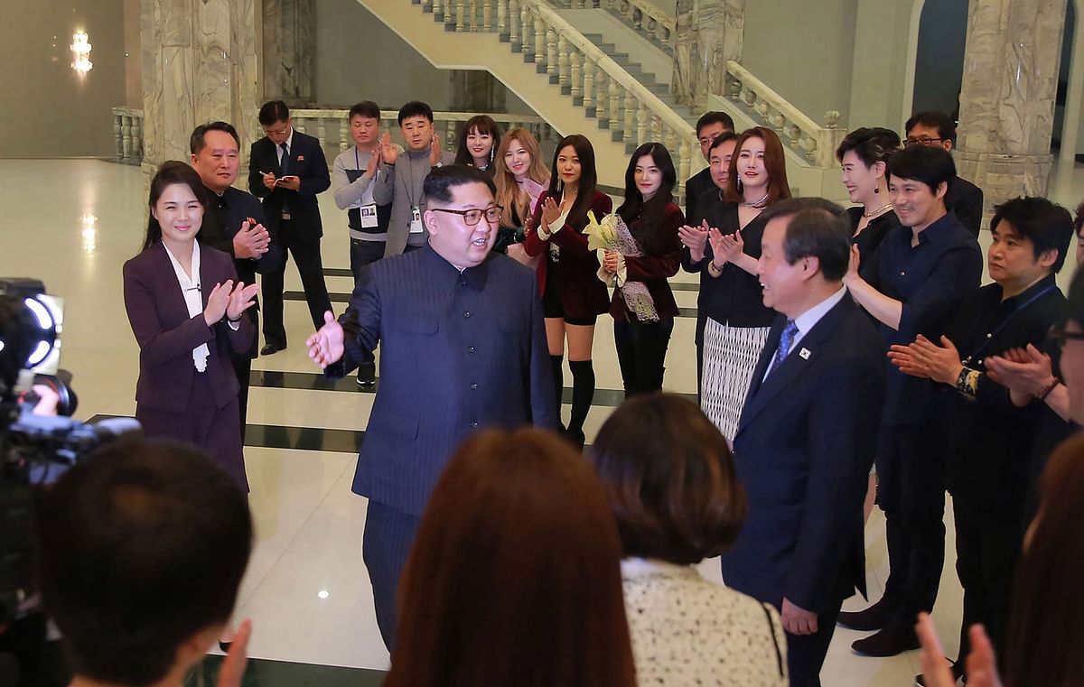 North Korean leader Kim Jong Un (centre L) speaking to South Korean musicians as his wife Ri Sol-Ju (far L) and South Korea`s Culture, Sports and Tourism Minister Do Jong-whan (centre R) look on, after a rare concert by South Korean musicians Grand Theatre in Pyongyang on 1 April. Photo: AFP