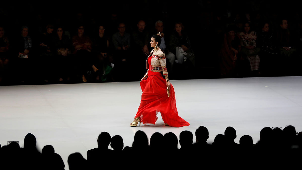 A model presents a creation by Indonesian designer Poppy Dharsono on the final day of Indonesia Fashion Week in Jakarta, Indonesia on 1 April. Photo: Reuters
