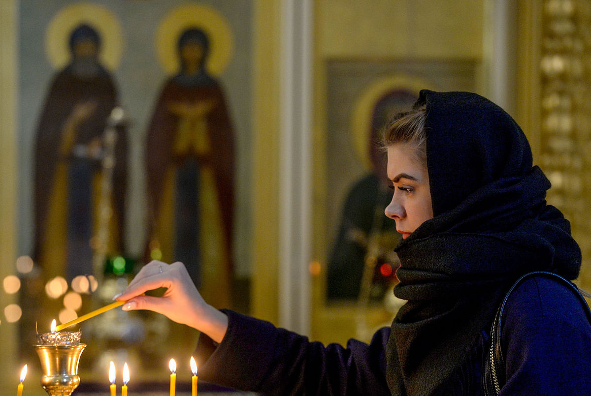 A woman lights a candle for victims on the one year anniversary of the Saint Petersburg metro terrorist attack on 3 April in Saint Petersburg. Photo: AFP