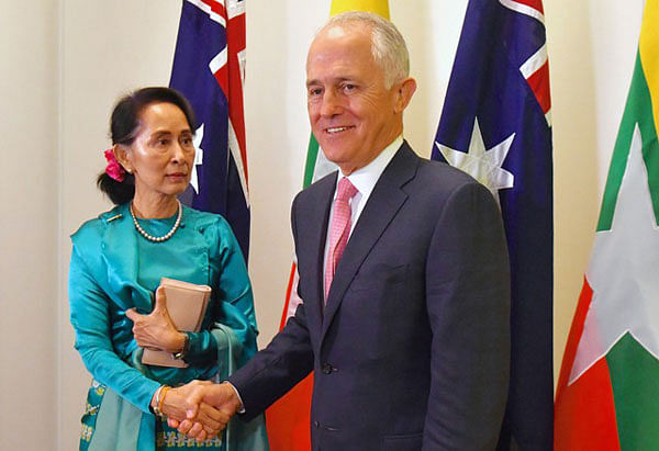 Australia`s Prime Minister Malcolm Turnbull shakes hands with Myanmar`s State Counsellor Aung San Suu Kyi at Parliament House in Canberra, Australia, March 19, 2018 Photo : Reuters