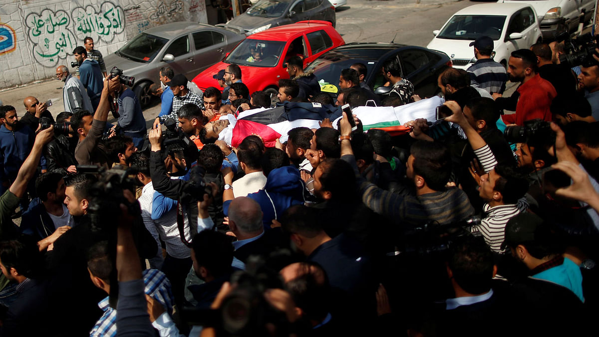 Colleagues of Palestinian journalist Yasser Murtaja, 31, who died of his wounds during clashes at the Israel-Gaza border on Friday, carry his body during his funeral in Gaza city. Photo: Reuters