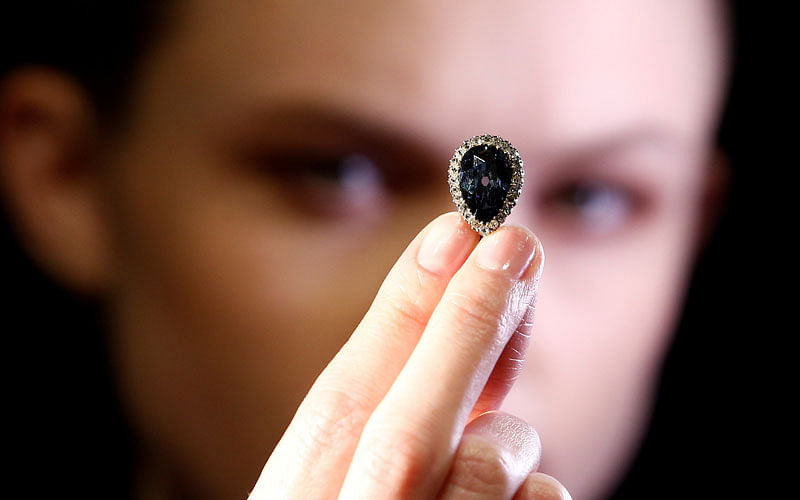 A model poses with `The Farnese Blue` diamond at Sotheby`s auction house in London, Britain on 6 April. Photo: Reuters