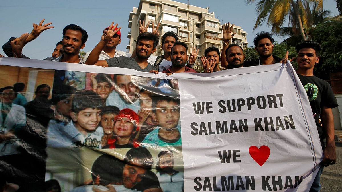 Fans of Bollywood actor Salman Khan pose as they hold a banner outside his house after a court in Jodhpur granted him bail, in Mumbai, India, 7 April, 2018. Photo: Reuters