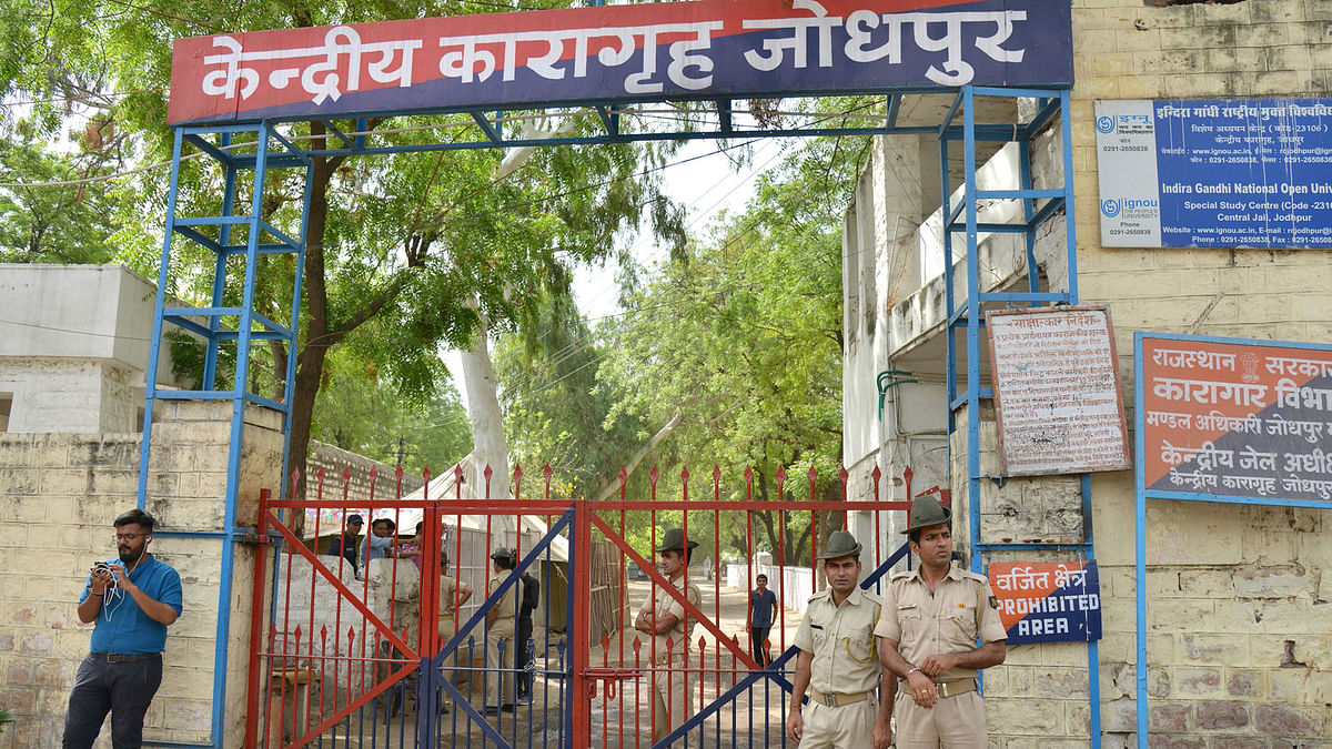 Indian police stand outside Jodhpur Central Jail where Bollywood actor Salman Khan is detained in Jodhpur on 6 April, 2018. Photo: AFP