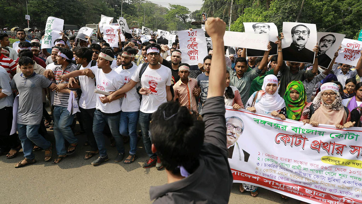Demonstrators arrive at Shahbagh intersection after parading around the DU area on 8 April. Photo: Suvra Kanti Das