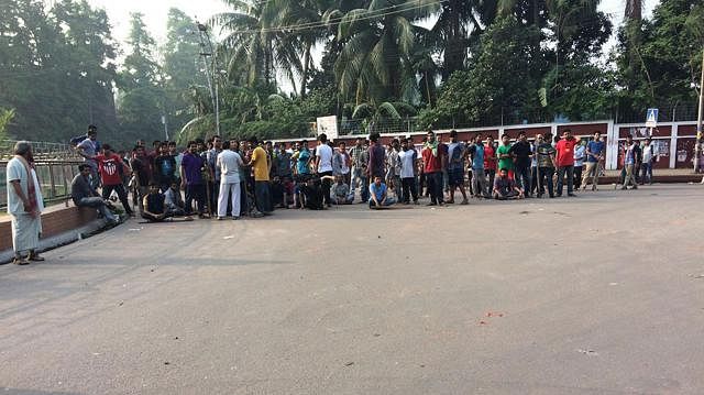 Protesters take position in front of Doel Chattar on DU campus. Photo: Prothom Alo