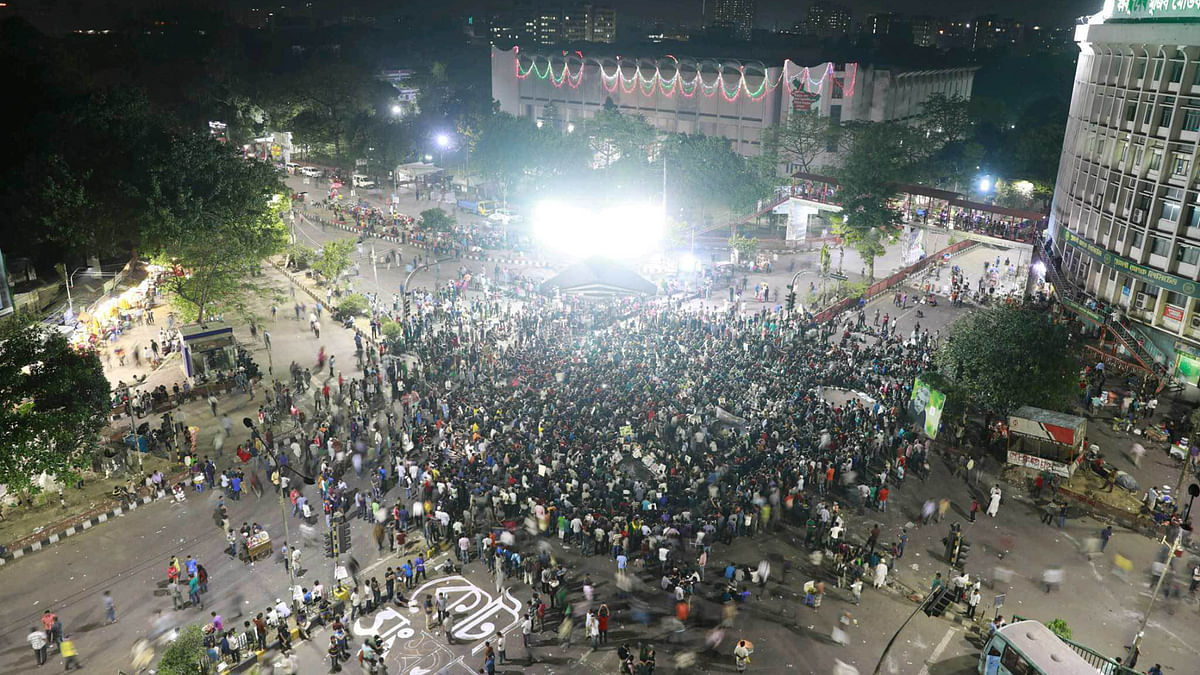 Demonstrators create blockade that lead to gridlocks in Shahbagh on 8 April. Photo: Suvra Kanti Das