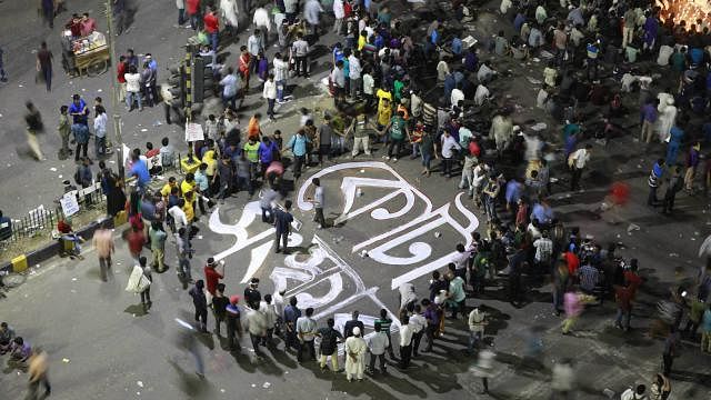 Protesters take position at Shahbagh intersection on Sunday night. Photo: Prothom Alo
