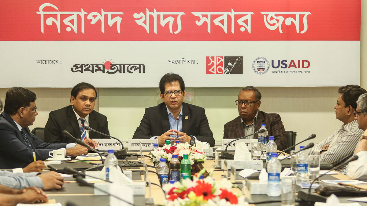 Speakers at a discussion styled ‘Safe food for all’ organised by Prothom in association with USAID and chain-shop Shwapno at its Karwanbazar office in the capital. Photo: Syful Islam/Prothom Alo