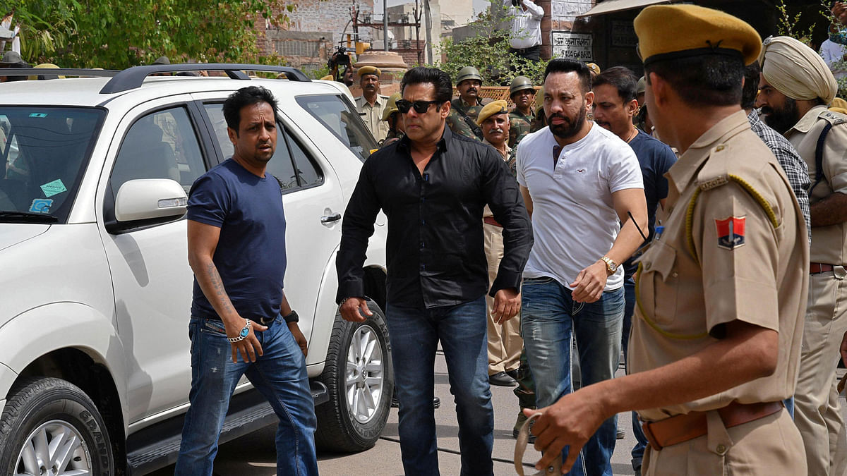 Bollywood actor Salman Khan (2nd L) arrives at a court in Jodhpur in the western state of Rajasthan, India, 5 April, 2018. Photo: Reuters